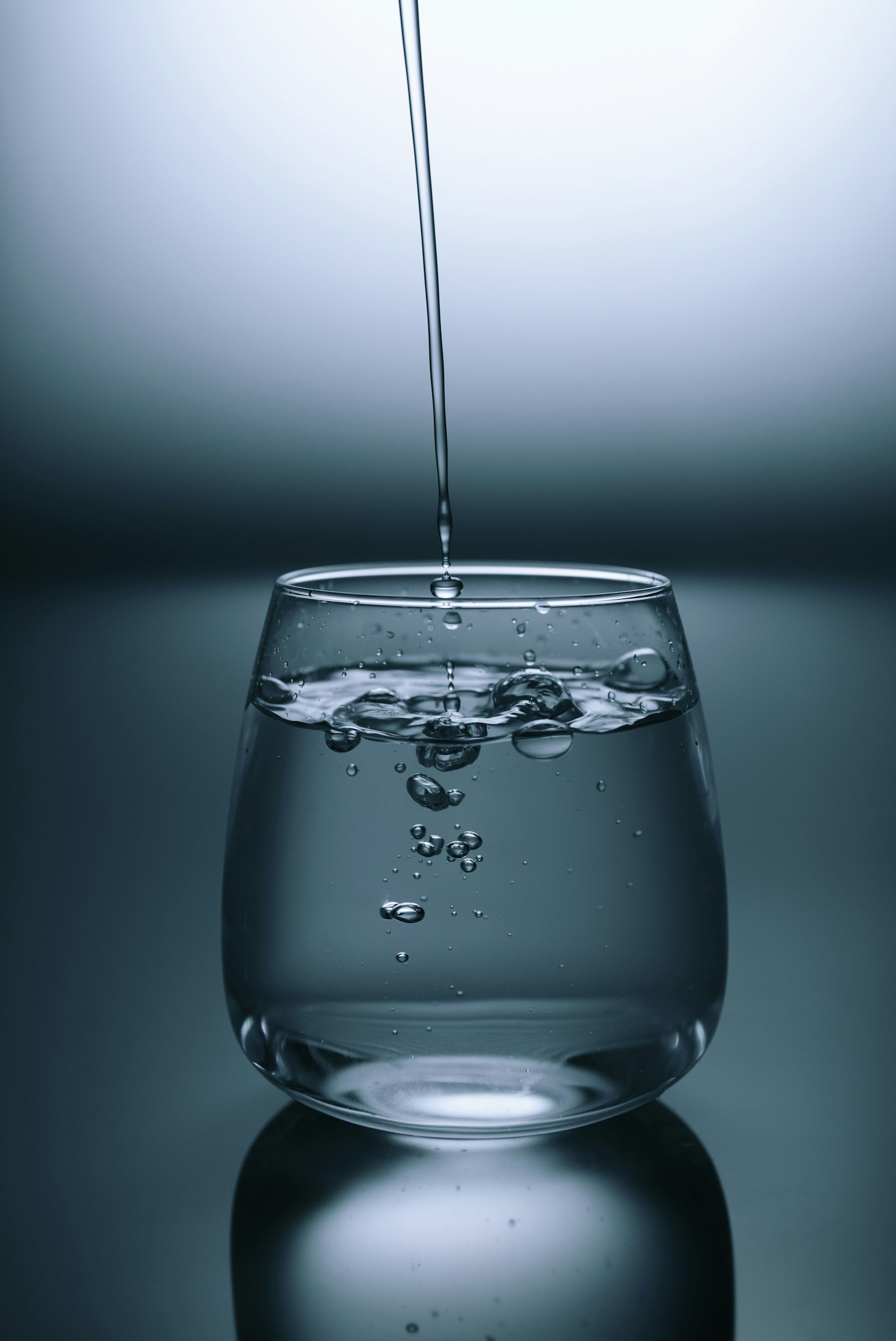 Vaso de agua fresca sobre una mesa en una estancia climatizada con aire acondicionado en verano