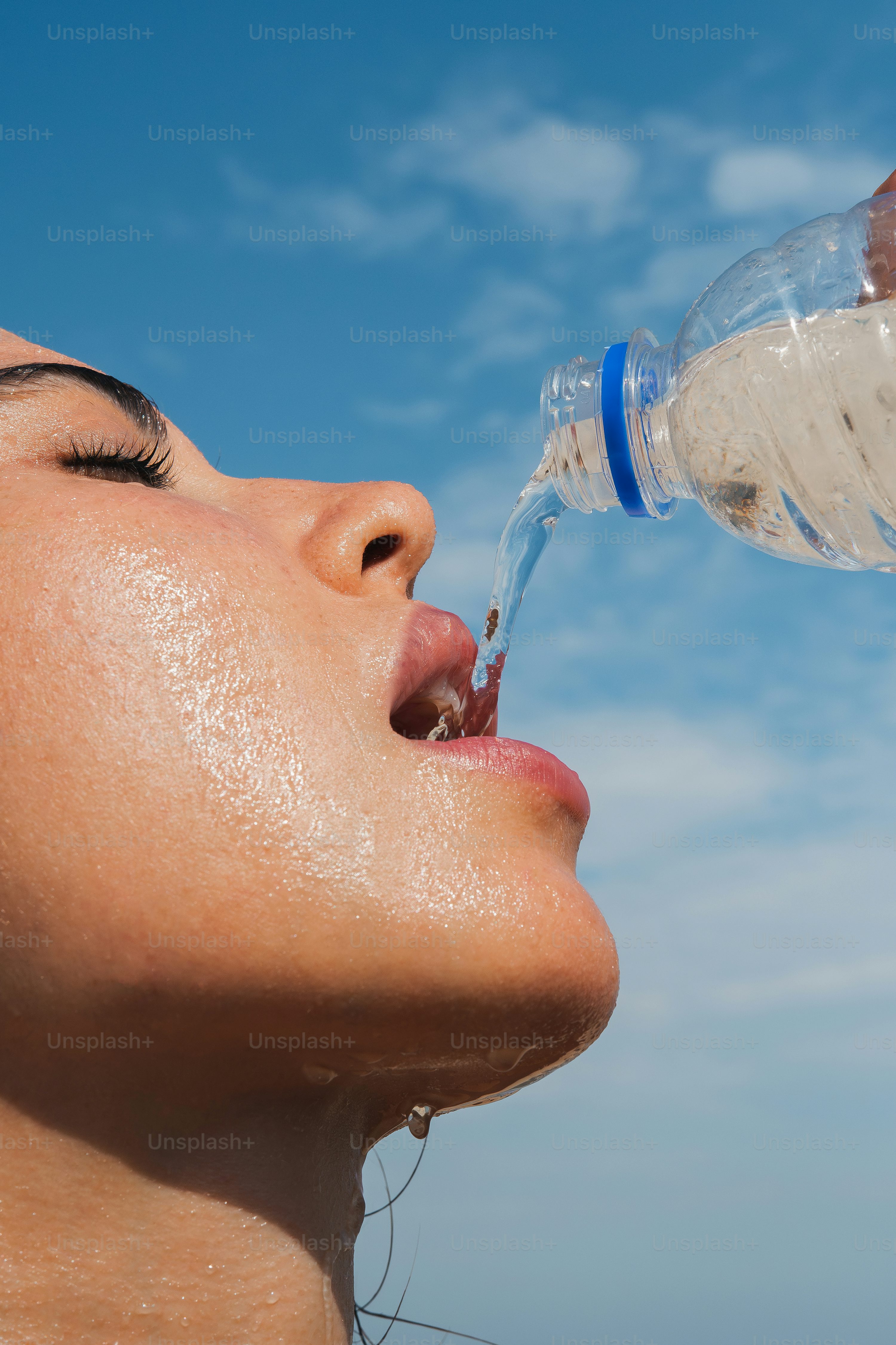 Persona relajada bebiendo un vaso de agua para calmar los nervios y reducir el estr&eacute;s
