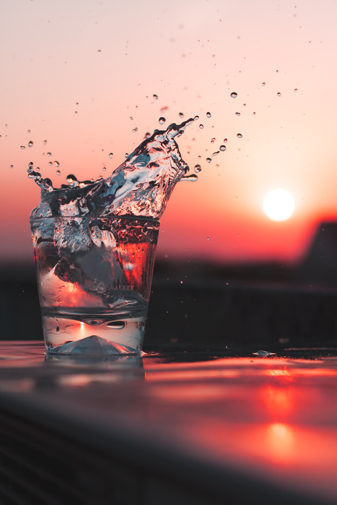 Vaso de agua transparente sobre una mesa iluminado por la luz de la ma&ntilde;ana, durante la ventana de ayuno