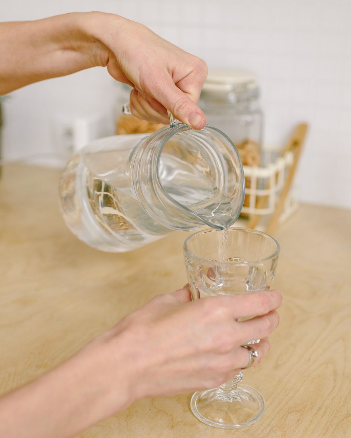 Persona sirvi&eacute;ndose un vaso de agua para favorecer la hidrataci&oacute;n y mejorar el tr&aacute;nsito intestinal