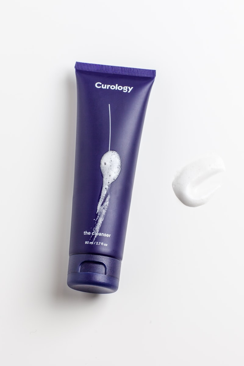Mujer con la piel luminosa bebiendo un vaso de agua mineral natural, s&iacute;mbolo de la belleza que nace de la hidrataci&oacute;n