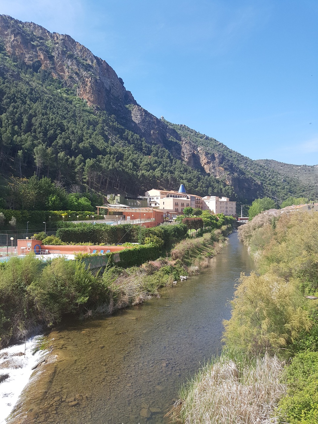 El balneario de Arnedillo junto al r&iacute;o Cidacos, entre las paredes rocosas del valle en La Rioja Baja