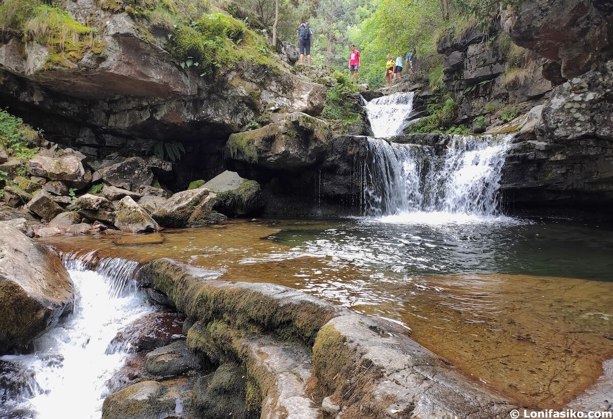 Cascada de Puente Ra descendiendo entre rocas y hayedo en la Sierra de Cebollera, La Rioja