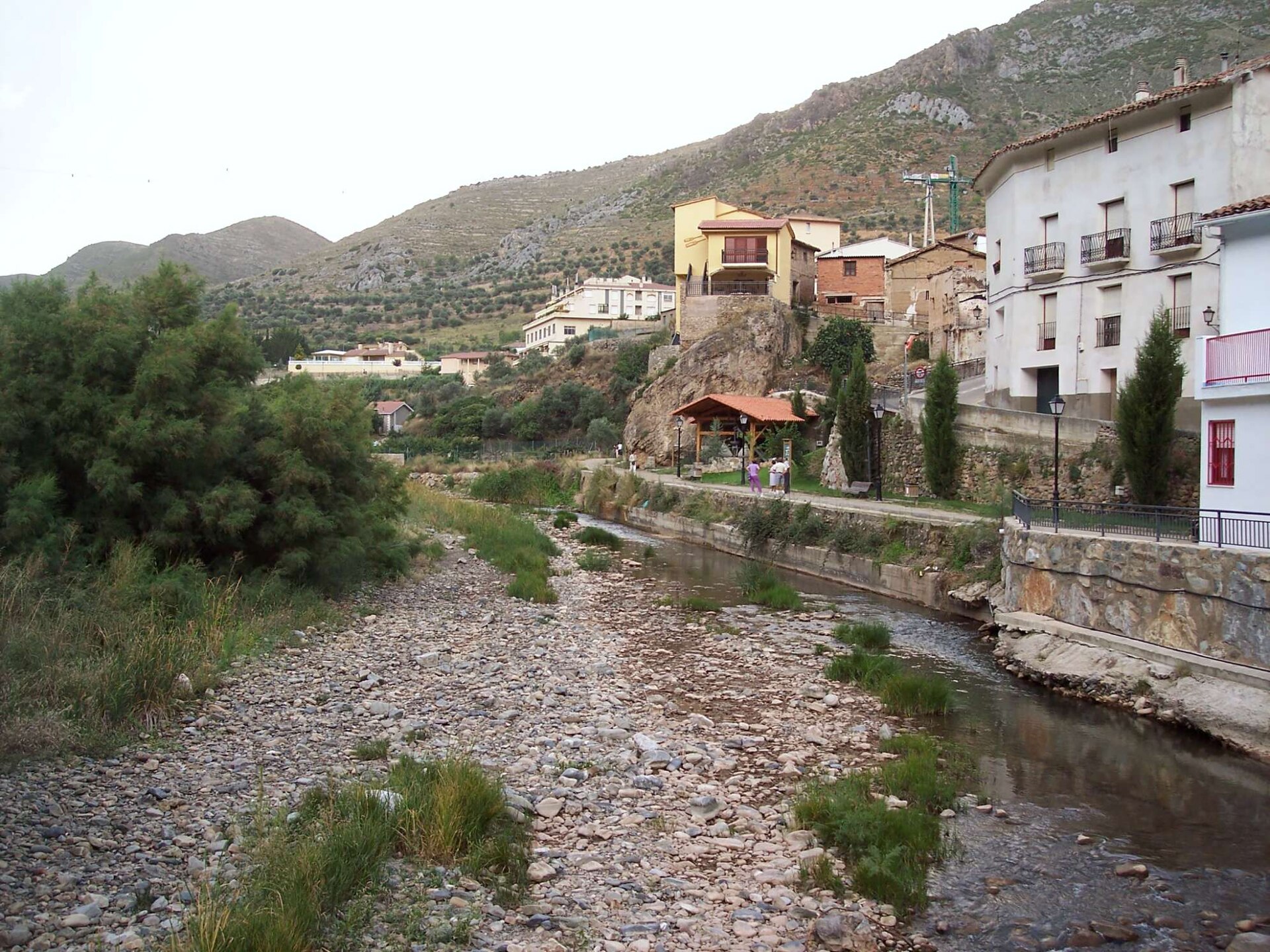 El valle del r&iacute;o Cidacos a su paso por Arnedillo, entre laderas de roca y vegetaci&oacute;n, en La Rioja